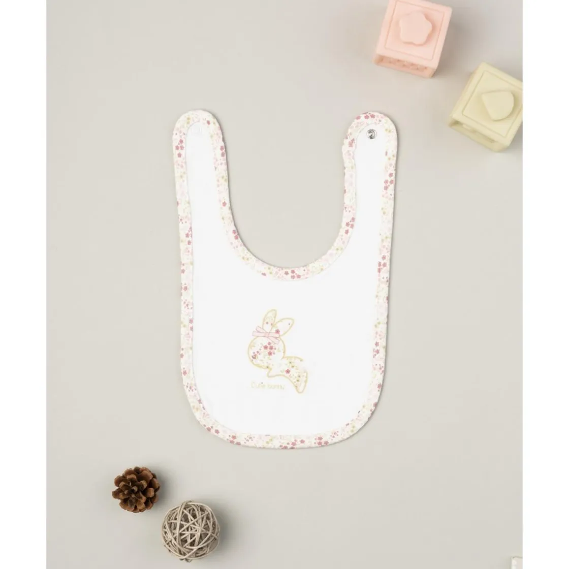 Prenatal Babero con conejito y flores para niña
