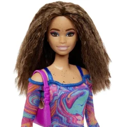 MATTEL Barbie - Muñeca Fashionista con vestido estampado mármol y accesorios de moda ㅤ* Muñecas
