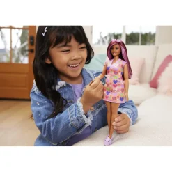 MATTEL Barbie - Muñeca Fashionista con vestido de corazones y accesorios de moda ㅤ