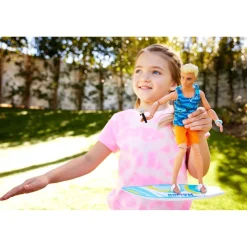 MATTEL Barbie - Muñeco Ken con tabla de surf ㅤ