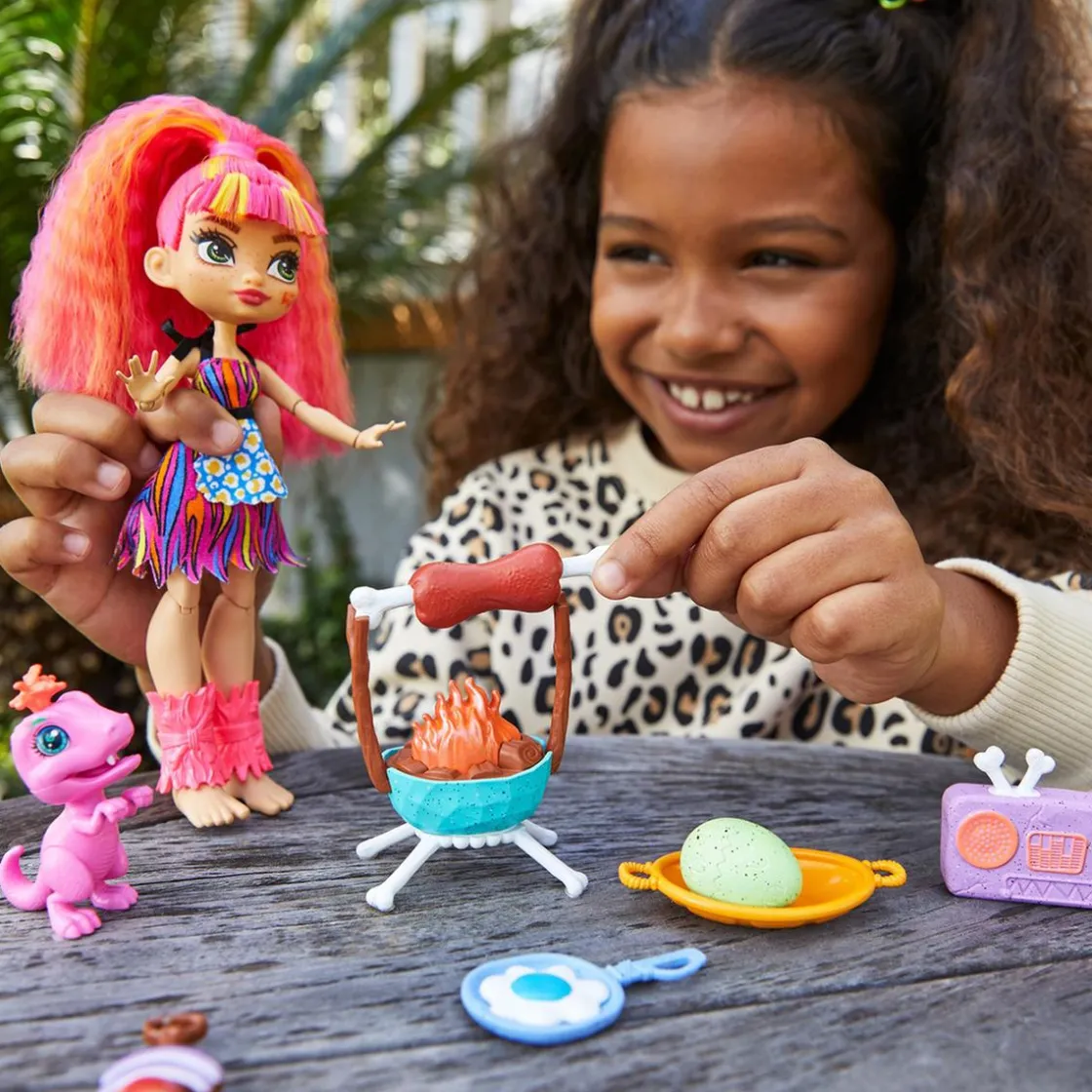 MATTEL Cave Club - Muñeca Emberly - Playset BBQs