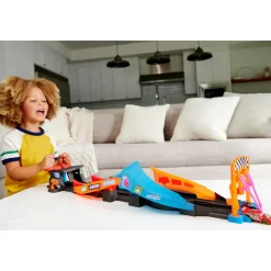 MATTEL Disney - Cars - Pista de coches de juguete que brilla en la oscuridad, incluye 2 vehículos ㅤ