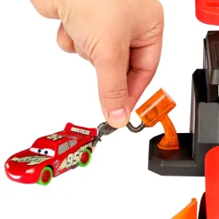 MATTEL Disney - Cars - Pista de coches de juguete que brilla en la oscuridad, incluye 2 vehículos ㅤ
