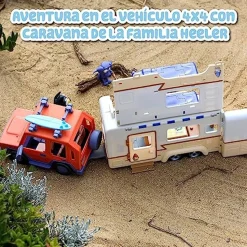 FAMOSA - Bluey - Vehículo de vacaciones con tablas de surf y figurita articulada ㅤ