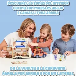 FAMOSA - Bluey - Vehículo de vacaciones con tablas de surf y figurita articulada ㅤ