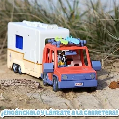 FAMOSA - Bluey - Vehículo de vacaciones con tablas de surf y figurita articulada ㅤ