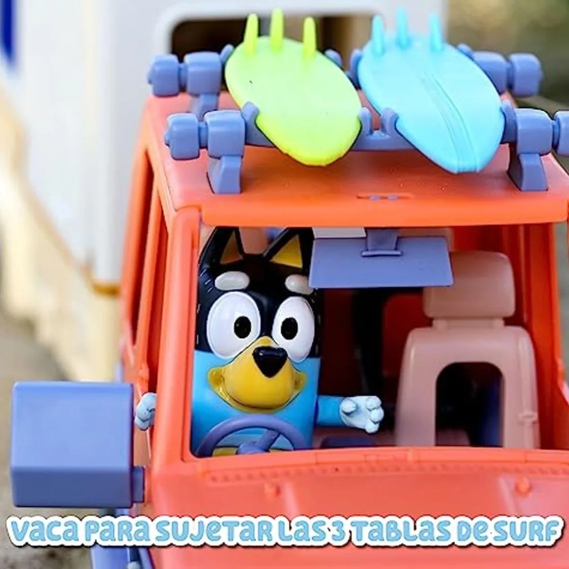 FAMOSA - Bluey - Vehículo de vacaciones con tablas de surf y figurita articulada ㅤ