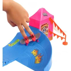 MATTEL - Parque de skate con monopatín de juguete y zapatillas para dedos ㅤ