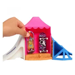 MATTEL - Parque de skate con monopatín de juguete y zapatillas para dedos ㅤ