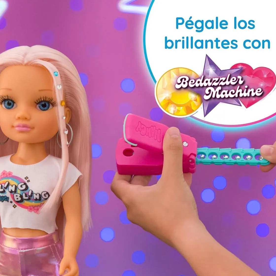NANCY - Muñeca con pelo rosa, juego para peinar y decorar, máquina de gemas y accesorios ㅤ