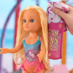 NANCY - Muñeca con toalla mágica, pelo rubio largo, accesorios veraniegos y unicornio