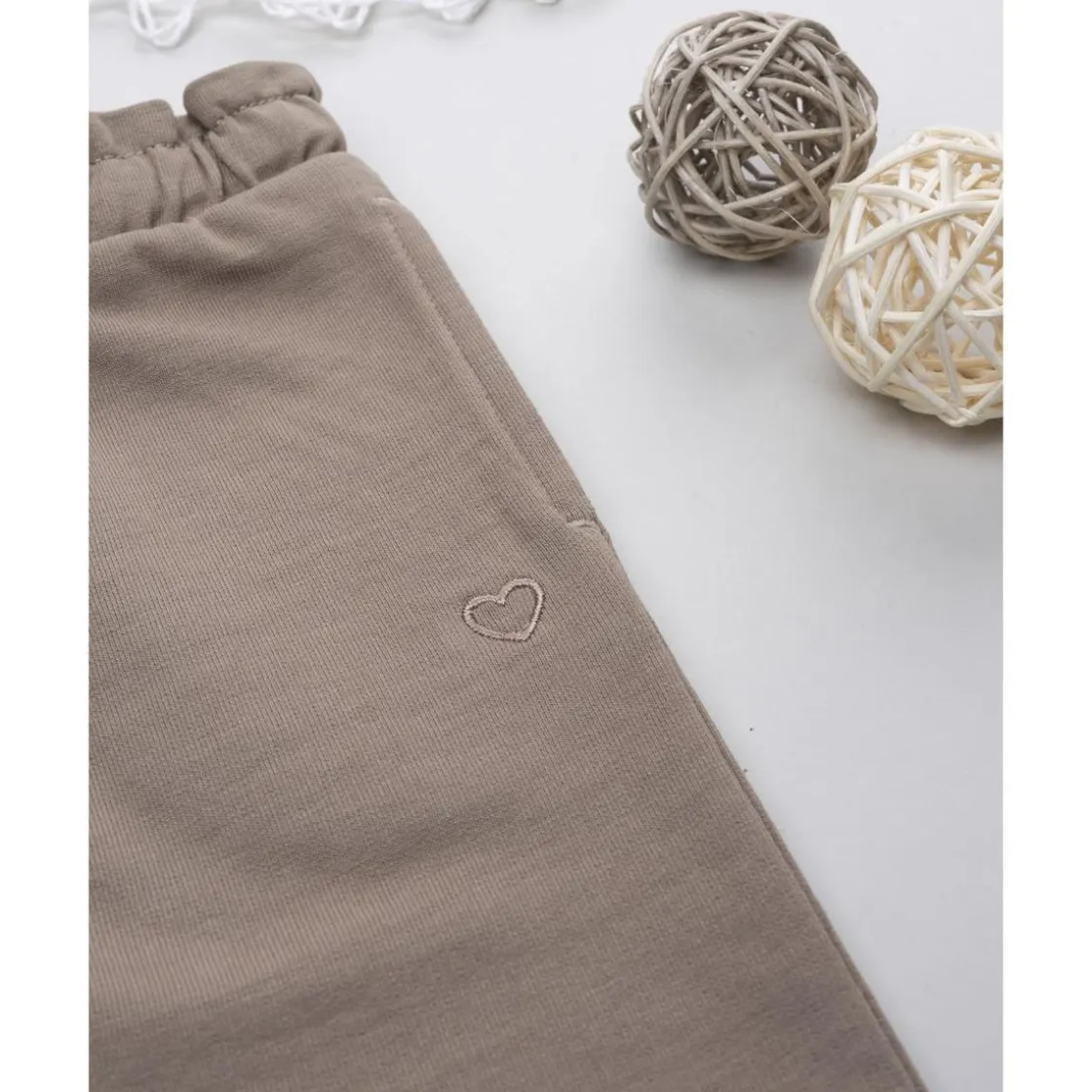 Prenatal Pantalón marrón con corazón bordado para niña