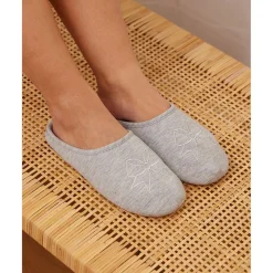 Prenatal Pantuflas grises con bordado de lazo