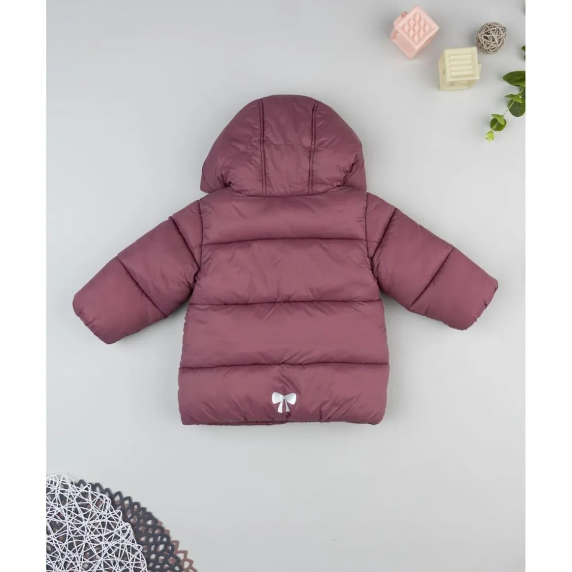 Prenatal Plumífero rosa con lazos para niña