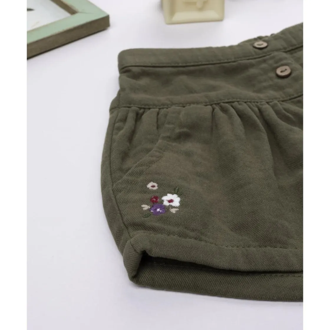 Prenatal Shorts de niña verdes con bordado floral