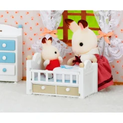 EPOCH PARA IMAGINAR S.L. Sylvanian Families - Set Bebé Conejo Chocolate (Cama)* Coleccionables Y Mini Mundos